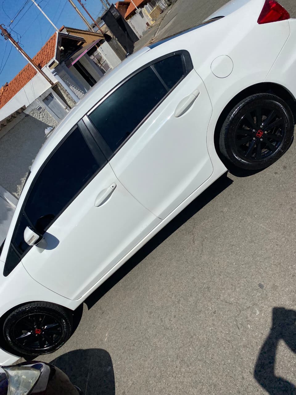Lateral de sedã branco com pintura brilhante após tratamento completo
