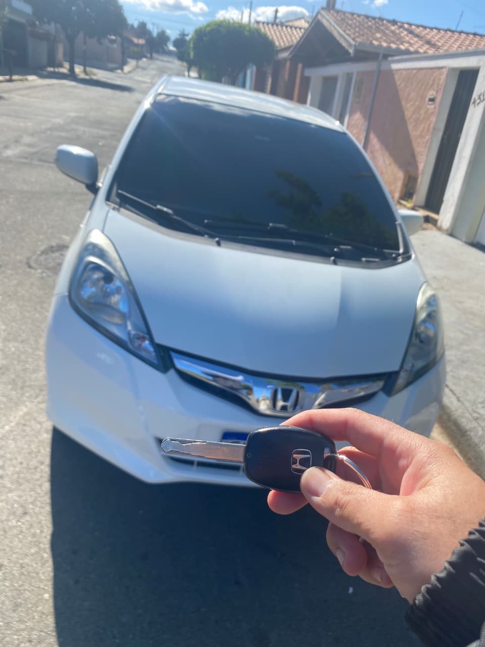 Honda Fit branco — entrega da chave ao cliente
